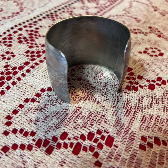 Vintage MCM Silver Metal Cuff Art Nouveau Floral Detail Boho Wide Bracelet - Picture 6 of 7